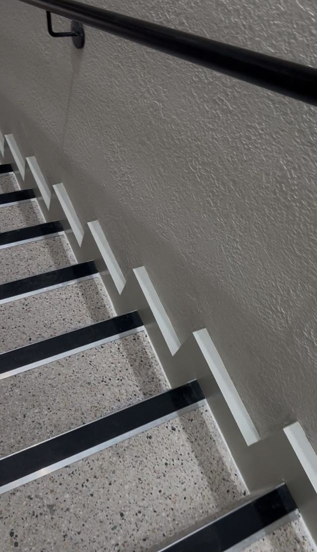 Escalera con cantoneras y rodapié nuevos