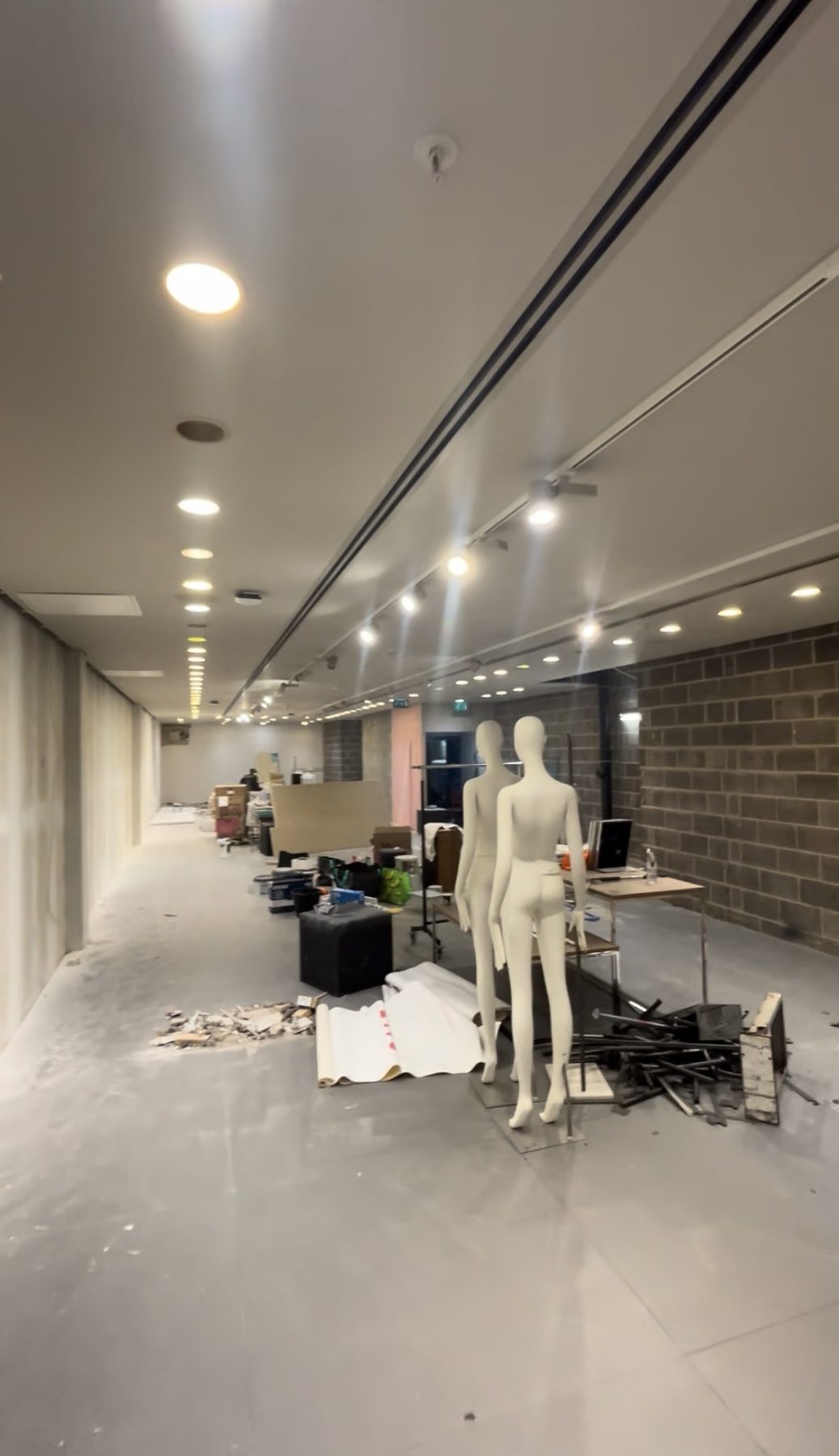 Shop unit during closure with partitions stripped back
